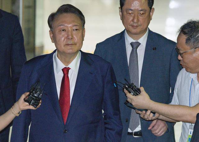 윤석열(왼쪽) 전 대통령이 9일 서울 서초구 서울중앙지법에서 구속 전 피의자 심문(영장실질심사)을 마친 뒤 법원 청사를 나서고 있다. 사진공동취재단