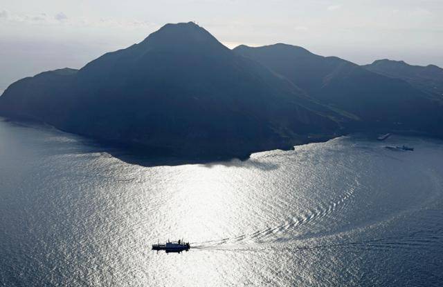 4일 일본 남부 가고시마현 도카라열도 도시마무라의 아쿠세키지마에서 한 선박이 피난민을 태우고 출항하고 있다. 이 지역에선 지난달 21일부터 지난 9일까지 1,700회가 넘는 소규모 지진이 발생했다. 아쿠세키지마=AP 뉴시스