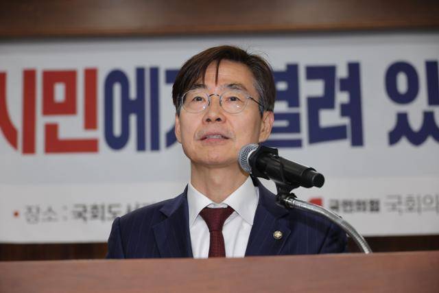 조경태 국민의힘 의원이 지난달 18일 서울 여의도 국회도서관에서 열린 '부산의 바다, 시민에게 열려 있는가?' 토론회에 참석해 축사를 하고 있다. 연합뉴스