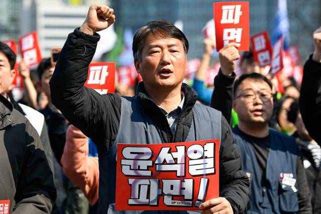 양경수 민주노총 위원장이 4월 서울 종로구 광화문 서십자각터에서 열린 민주노총 제83차 임시대의원대회에서 구호를 외치고 있다. 남동균 인턴기자