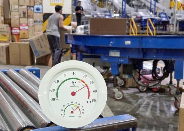 수도권 등 서쪽 지방을 중심으로 연일 기록적인 폭염이 이어졌던 9일 서울의 한 물류센터 내부 온도가 오전임에도 벌써 31도를 가리키고 있다. 뉴스1