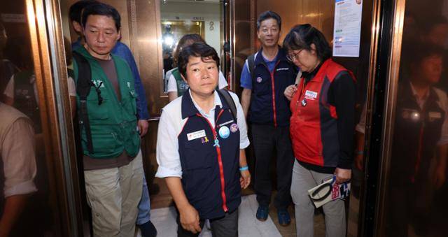 10일 오후 8시 30분쯤 세종시 정부세종청사에서 이미선(가운데) 민주노총 부위원장 등 민주노총 측 근로자 위원들이 공익위원 측이 제시한 심의촉진구간에 반발해 집단 퇴장하고 있다. 뉴시스