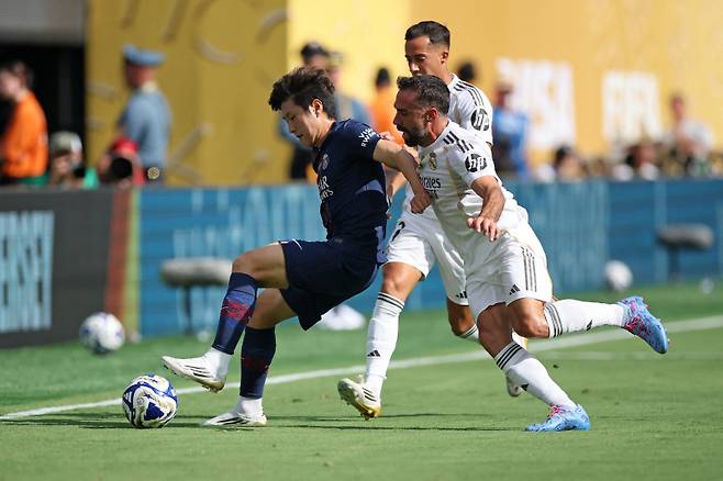 이강인이 레알 선수들을 상대로 볼을 지키는 모습. 사진=게티이미지/AFP 연합뉴스