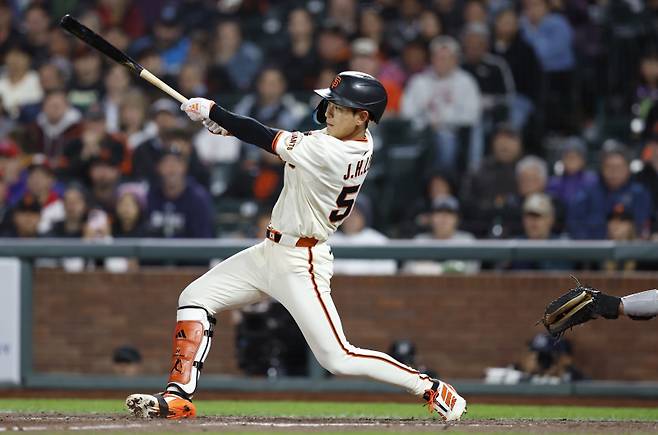 <yonhap photo-3935=""> epa12223645 San Francisco Giants Jung Hoo Lee reaches first base while hitting into a fielder?s choice against the Philadelphia Phillies during the eighth inning of the Major League Baseball (MLB) game between the Philadelphia Phillies and the San Francisco Giants in San Francisco, California, USA, 07 July 2025. EPA/JOHN G. MABANGLO/2025-07-08 13:59:05/ <저작권자 ⓒ 1980-2025 ㈜연합뉴스. 무단 전재 재배포 금지, AI 학습 및 활용 금지></yonhap>