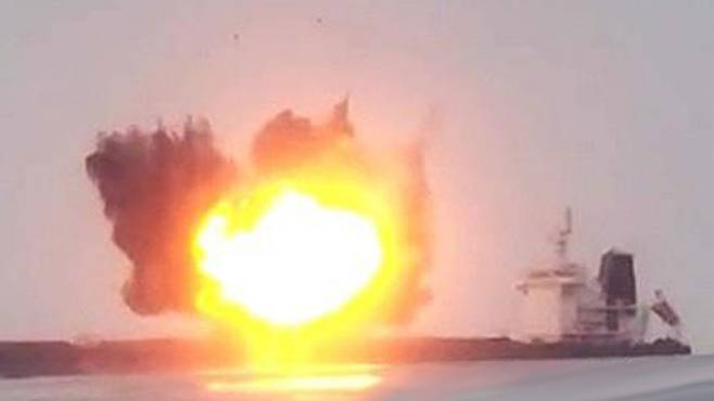 [후티가 2024년 공개한 그리스 상선 공격 장면(기사와 직접 관련 없음)]