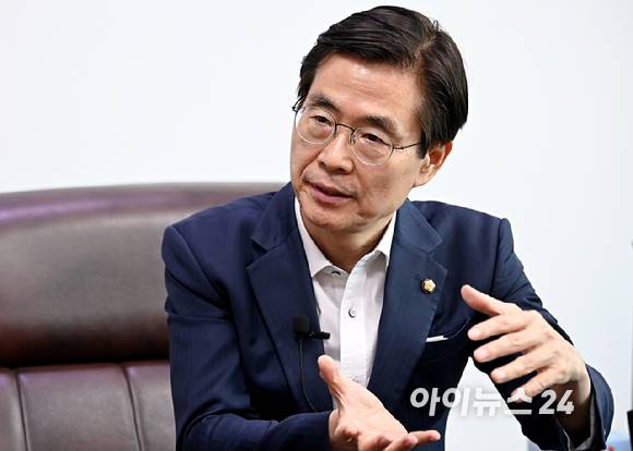 조경태 국민의힘 의원이 9일 서울 여의도 국회의원회관에서 아이뉴스24와 인터뷰를 하고 있다. [사진=곽영래 기자]
