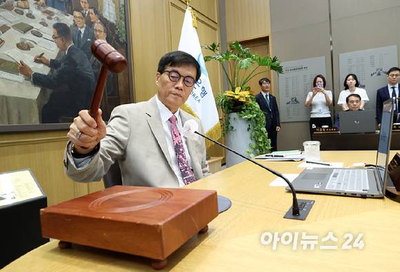 이창용 한국은행 총재가 10일 오전 서울 중구 한국은행에서 열린 금융통화위원회 본회의에서 의사봉을 두드리고 있다. [사진=사진공동취재단]