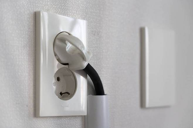 벽 콘센트는 최대 3520W까지 지원하며, 2800W까지는 안정적이다 / 출처=IT동아