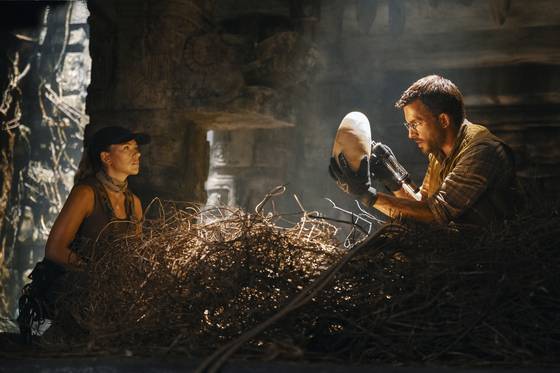 ‘쥬라기 월드: 새로운 시작’에서 주인공 조라 역을 맡은 스칼렛 요한슨(왼쪽)과 헨리 박사 역의 조나단 베일리. [사진 유니버설픽쳐스]