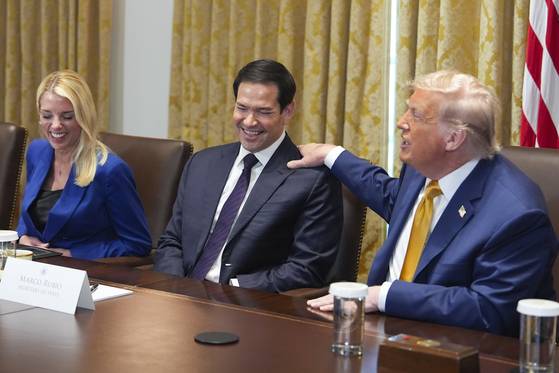 도널드 트럼프 미국 대통령(오른쪽)이 8일(현지시간) 백악관에서 열린 내각회의에서 마코 루비오 국무장관의 어깨에 손을 올린 채 발언하고 있다. [AP=연합뉴스]