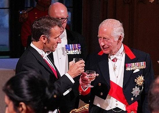 지난 8일(현지시간) 영국 윈저성에서 열린 국빈 만찬에 참석한 에마뉘엘 마크롱(왼쪽) 프랑스 대통령이 찰스 3세 영국 국왕과 대화를 나누고 있다. 로이터=연합뉴스