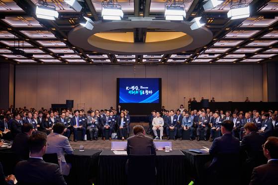 이재명 대통령이 지난 8일 서울 용산구 그랜드 하얏트 호텔에서 열린 제1회 방위산업의 날 토론회에 참석해 있다. 대통령실 제공