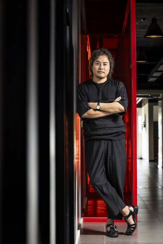 배상민 KAIST 교수는 2005년부터 20년간 ‘나눔 프로젝트’로 디자인 제품 판매 수익금을 기부하고, 개발도상국의 사회문제를 해결하는 제품을 직접 개발·보급해 왔다. 김용재 기자