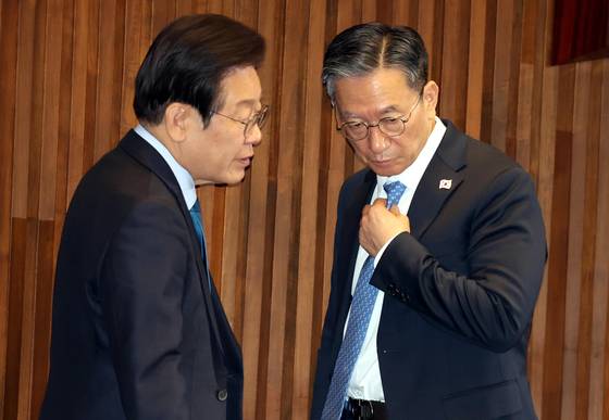 지난해 12월 10일 오후 서울 여의도 국회에서 열린 제418회국회(정기회) 제18차 본회의에서 대화하는 이재명 당시 더불어민주당 대표와 정성호 의원. 뉴시스