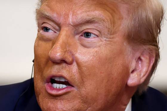 도널드 트럼프 미국 대통령이 9일(현지시간) 백악관 국빈 식당에서 아프리카 정상들과의 오찬을 주최한 자리에서 발언하고 있다. 로이터=연합뉴스