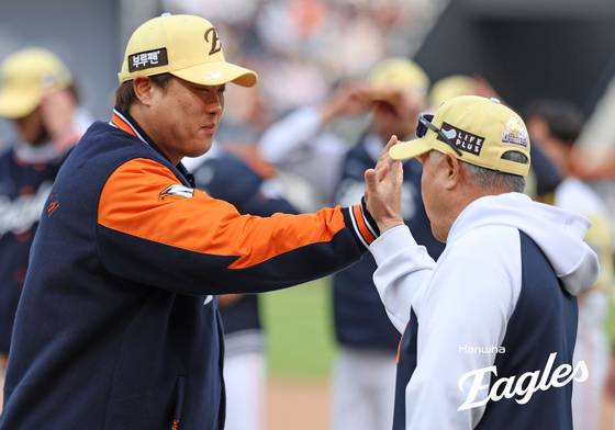 승리투수가 된 뒤 김경문 감독과 하이파이브하는 류현진. 사진 한화 이글스