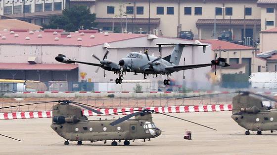 지난 5월 23일 경기도 평택시 팽성읍 주한미군기지 캠프 험프리스에 정찰기 RC-12X 가드레일이 이륙하고 있는 모습. 뉴스1