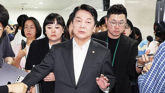 안철수 의원이 7일 서울 여의도 국회 소통관에서 혁신위원장을 사퇴하고 전당대회 출마 의사를 밝히는 기자회견을 한 뒤 취재진 질문에 답하고 있다. 연합뉴스