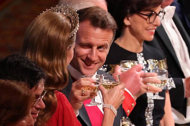 영국을 국빙 방문 중인 에마뉘엘 마크롱 프랑스 대통령이 국빈 만찬장에서 케이트 미들턴 왕세자빈에게 건배를 제안했다. 로이터=연합뉴스