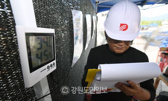 ▲ 연일 기승을 부리는 폭염으로 온열질환자가 늘어가고 있는 가운데 10일 춘천의 한 공사현장에서 관계자가 무더위쉼터 온도를 점검하고 있다. 방도겸 기자