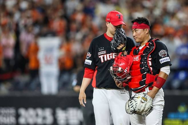 ▲KIA 타이거즈 투수 정해영과 포수 김태군 [KIA 타이거즈]