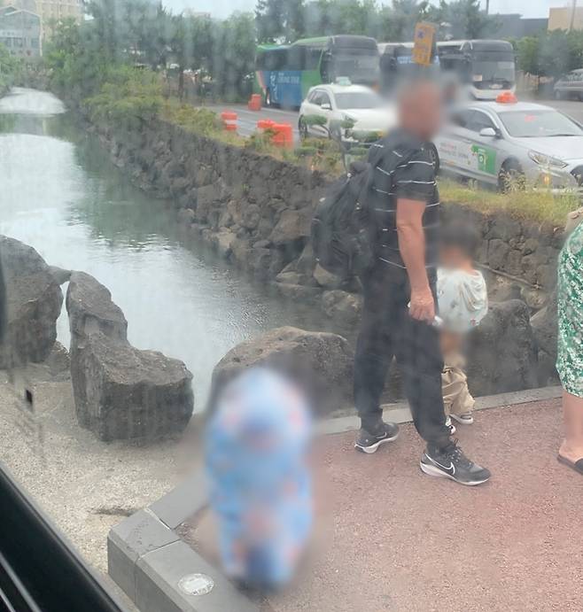 제주 함덕해수욕장 인근 버스 정류장에서 중국인 관광객으로 추정되는 남자아이가 노상방뇨하는 모습(시청자 제공)