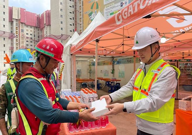 현대건설이 혹서기 온열질환 예방 프로그램을 운영하고 있다. 사진=현대건설