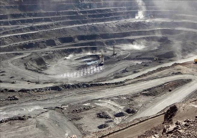세계 희토류의 절반가량이 생산되는 것으로 알려진 중국 네이멍구자치구의 바이윈어보 광산. 사진=한경DB