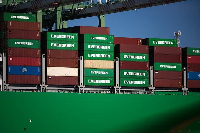 9일(현지시간) 미국 캘리포니아주 로스앤젤레스에 위치한 로스앤젤레스항에 선적 컨테이너들이 쌓여있다. / 사진=EPA