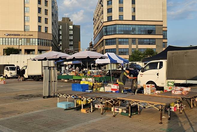 9일 성남 중원구 모란민속5일장 일대. 일찍 좌판을 정리하고 있는 상인들의 모습. /사진=김영리 기자