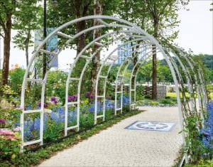 프랑스 패션기업 디올의 ‘디올 정원’.(왼쪽 사진) 밤에 조명이 켜지면 별빛 속에서 산책하는 느낌을 받을 수 있다. 아래는 국내 식품기업 농심이 조성한 ‘인위자연(人爲自然) 정원’. 너구리 캐릭터 조형물 주위에 컵라면을 형상화한 의자를 배치했다.   서울시 제공