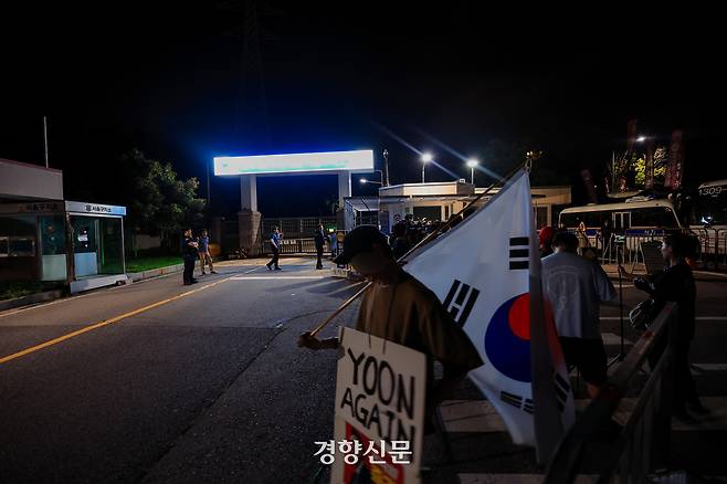 윤석열 전 대통령이 4개월 만에 재구속된 10일 경기도 의왕시 서울구치소 정문 앞에 윤 전 대통령 지지자가 서 있다. 2025.7.10 이준헌 기자