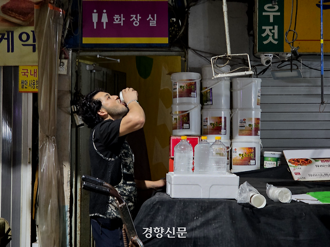 지난 8일 서울 동대문구 경동시장 광성상가에서 일하는 한 노동자가 얼음물을 들이켜고 있다. 우혜림 기자