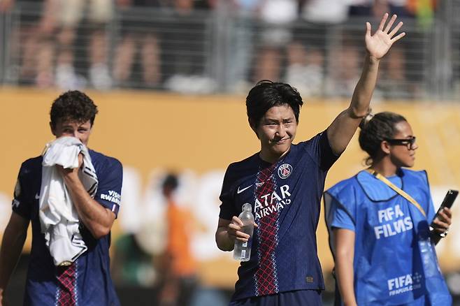 팬들에게 인사하는 이강인.   이스트 러더퍼드 | AP연합뉴스