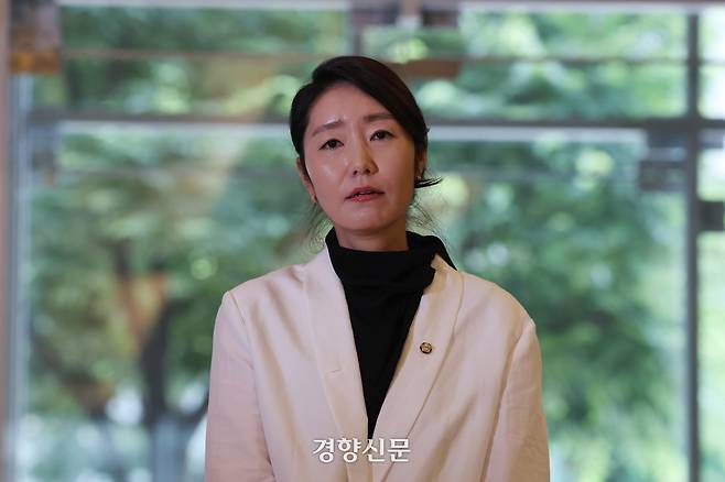 강선우 여성가족부 장관 후보자가 지난달 26일 서울 종로구 인사청문준비단 사무실로 출근하며 취재진의 질문을 받고 있다. 정효진 기자