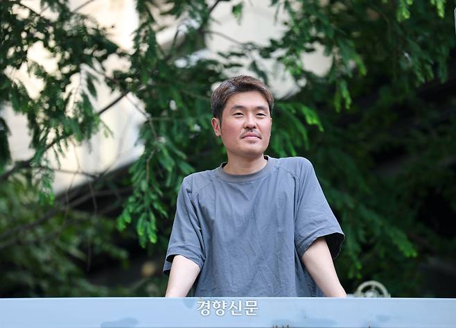 영화 <여름이 지나가면>의 장병기 감독이 8일 경향신문과 인터뷰에 앞서 포즈를 취하고 있다. 정지윤 선임기자