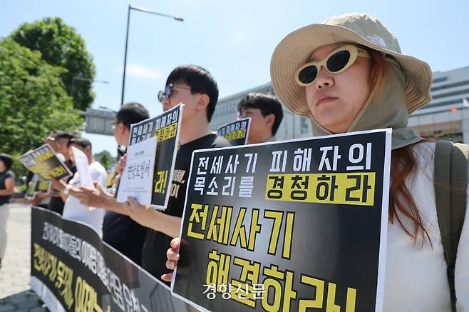 전세사기·깡통전세피해자 전국대책위원회, 전세사기·깡통전세 문제해결을 위한 시민사회대책위원회 관계자들이 10일 서울 용산 대통령 집무실 인근에서 전세사기 문제 해결 촉구 대통령 면담 요청 기자회견을 하고 있다. 정지윤 선임기자