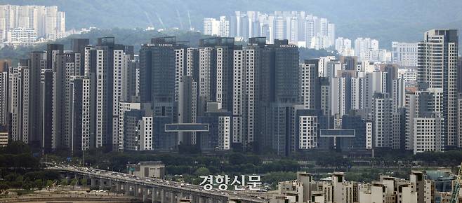 서울 남산 간이전망대에서 바라 본 강남 일대의 고급 아파트 단지. 서성일 선임기자