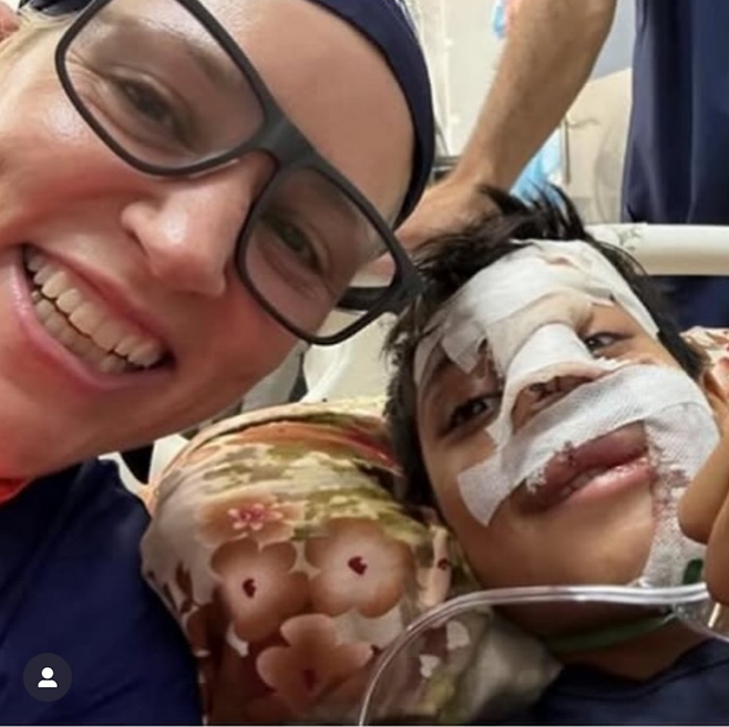 영국 성형외과 전문의 빅토리아 로즈가 자신이 가자지구에서 치료한 환자와 함께한 사진. 빅토리아 로즈 인스타그램 캡처