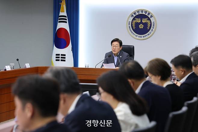 이재명 대통령이 10일 오후 서울 용산 대통령실에서 수석 보좌관 회의를 주재하고 있다.대통령실사진기자단