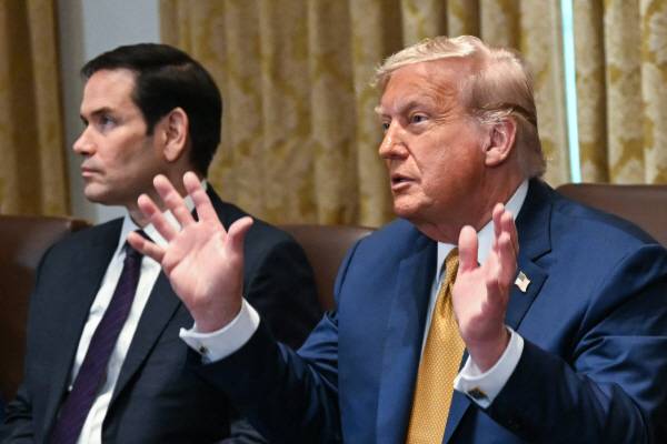 도널드 트럼프 미국 대통령이 8일(현지시간) 워싱턴 D.C. 백악관 내각 회의실에서 발언하고 있다. AFP=연합뉴스