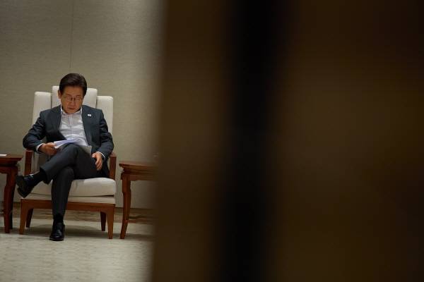 대통령실은 이재명 대통령이 지난 8일 서울 용산 대통령실 청사에서 참모진과 티타임 중 자료를 살피는 모습을 9일 SNS에 공개했다. 이 대통령 SNS