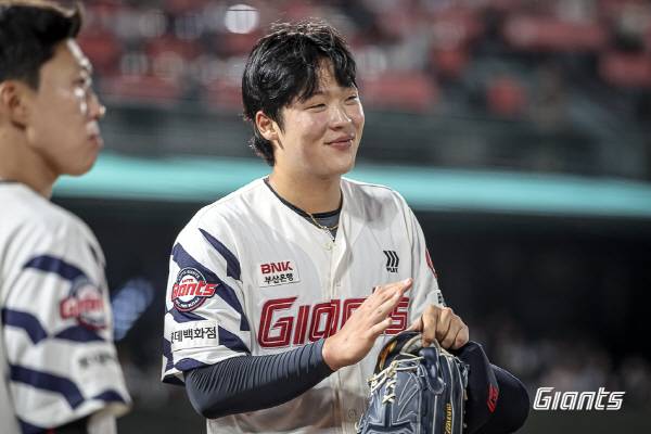 지난 9일 부산 사직구장에서 열린 두산과 3연전 두 번째 경기에 선발 등판한 롯데 이민석이 이닝을 마친 뒤 환하게 웃고 있다. 롯데 자이언츠 제공