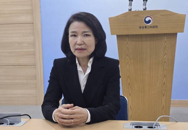 이진숙 방송통신위원장이 9일 경기 과천시 정부과천청사 방송통신위원회에서 국무회의 배석에서 제외된 것과 관련해 “아쉽게 생각한다”면서도 “임기는 내년까지”라며 여권에서 제기되는 사퇴 요구에는 응할 의사가 없음을 밝히고 있다. 연합뉴스