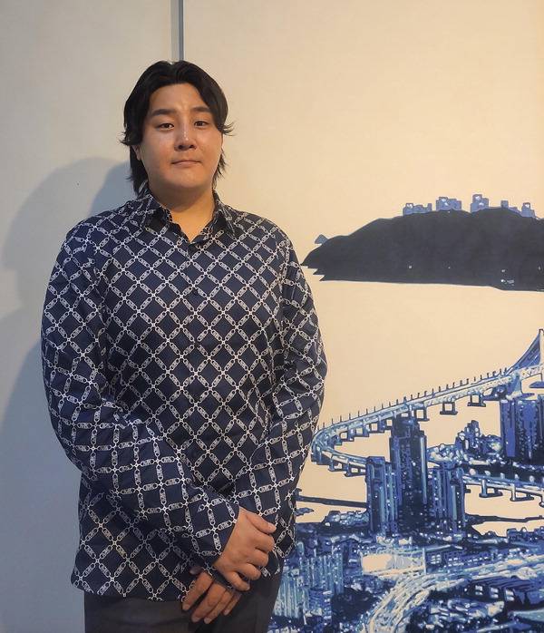 이지훈 작가가 지난 8일 수상 기념전이 열린 금련산갤러리에서 포즈를 취하고 있다.