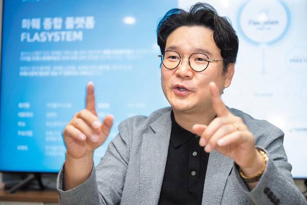 10일 부산 플라시스템 사옥에서 김태진 대표가 꽃 배달 중계 시스템을 구축하고 회사를 성장시켰던 과정을 설명하고 있다.  전민철 기자