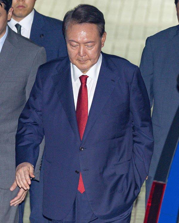 윤석열 전 대통령이 10일 구속된 데 이어 11일 구속 후 첫 조사를 받을 예정이다. 사진은 지난 9일 구속 전 피의자 심문(영장실질심사) 종료 뒤 법원을 떠나는 윤 전 대통령. 연합뉴스