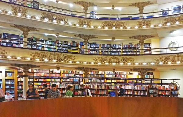 아르헨티나 부에노스아이레스의 ‘엘 아테네오 그랜드 스플렌디드 서점’. 탱고 공연을 위한 대극장의 원형을 살려 서점으로 운영 중이다. 버터북스 제공