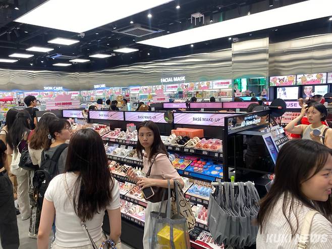 8일 서울 동교동에 위치한 화장품 매장. 사진은 기사와 직접적인 연관 없음. 심하연 기자