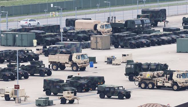 미국 언론이 미국 정부가 주한미군 감축을 검토하고 있다고 보도한 지난 5월 23일 경기도 평택시 캠프 험프리스에 차량이 대기하고 있다. 연합뉴스